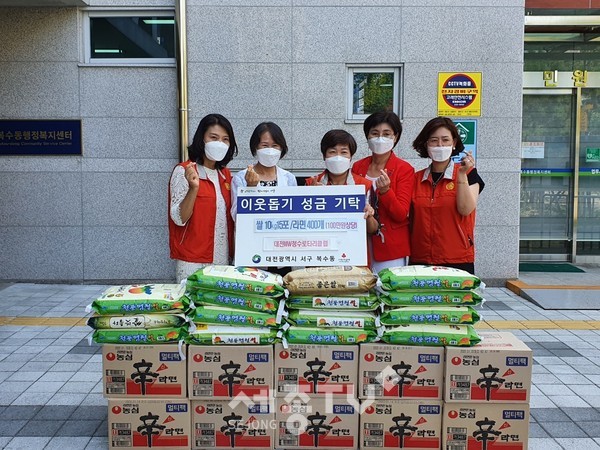 대전 서구 복수동행정복지센터(동장 윤미경)는 대전NW청수로타리클럽(회장 길종순)으로부터 100만 원 상당의 쌀과 라면을 기탁 받았다고 17일 밝혔다.(사진=서구청 제공)