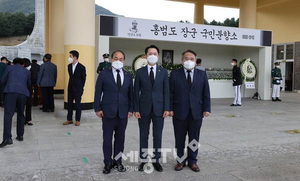 권중순 의장, 국립대전현충원 홍범도 장군 추모.(왼쪽부터 윤종명 운영위원장, 권중순 의장, 민태권 부의장)