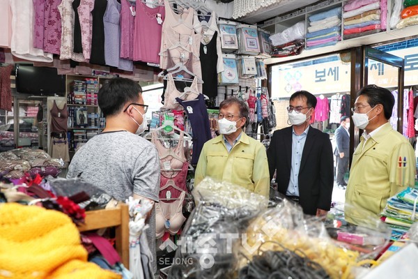 권칠승 중소벤처기업부 장관(사진 좌측 두번째), 당진전통시장 현장 방문.