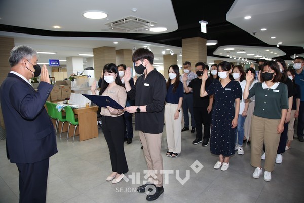 금산군, 민원담당공무원 간담회 및 친절 결의 대회 에서 친절결의문을 낭독하고있는 민원지적과 직원들.