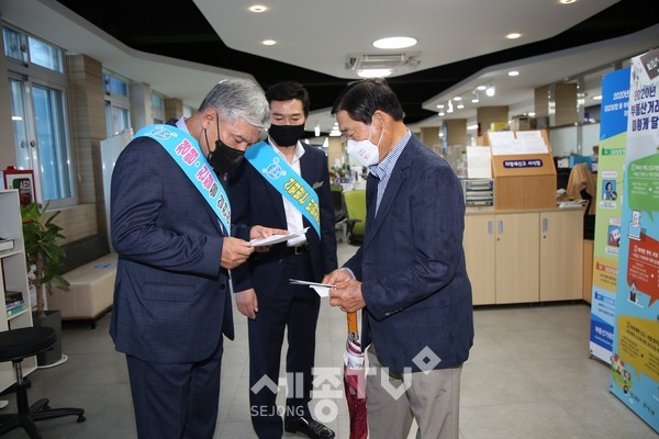 일일 안내 도우미에 나선 문정우 금산군수