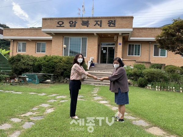 9일, 세종시교육청 직원이 사회복지시설을 방문해 위문품을 전달하며, 관계자들에게 감사의 인사를 전하고 있다.(사진=세종시교육청 제공)