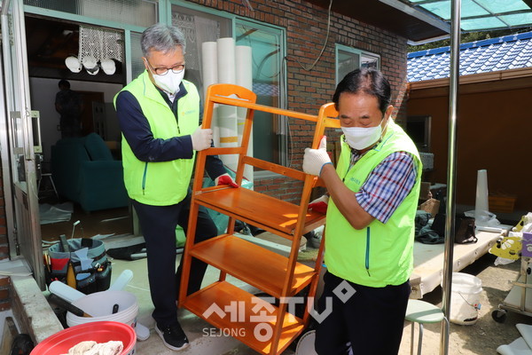 길정섭 충남세종농협 본부장(왼쪽)과 임유수 세종중앙농협 조합장(오른쪽)이 추석을 맞아 열악한 주거환경으로 일상 생활에 불편을 겪고 있는 세종시 연기면 소재 취약농가를 찾아 생활 환경개선 농촌 현장봉사활동을 펼치고 있다.(사진=충남세종농협 제공)