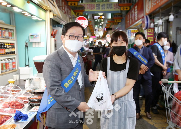 대전 서구(구청장 장종태)는 13일 민족 고유의 명절 추석을 앞두고, 도마큰시장과 한민시장을 찾아 전통시장 이용 활성화 캠페인을 전개했다.(사진=서구청 제공)