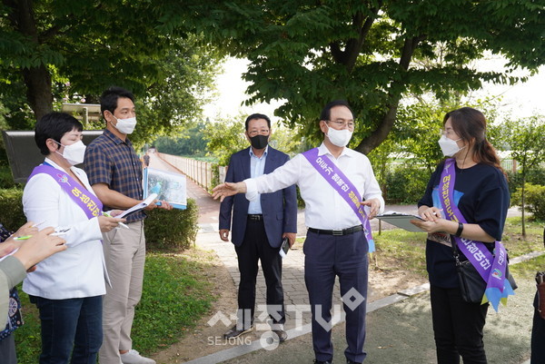 지난 13일 천호지 생활체육공원에서 여성친화도시 시민참여단과 박상돈 천안시장이 안전모니터링 현장점검 실시 후 기념촬영을 하고 있다.(사진=천안시 제공)