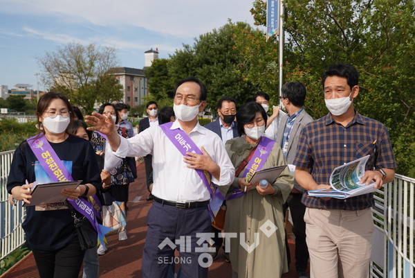 지난 13일 천호지 생활체육공원에서 여성친화도시 시민참여단과 박상돈 천안시장이 성인지적 관점 안전모니터링 현장 점검을 실시하고 있다.(사진=천안시 제공)