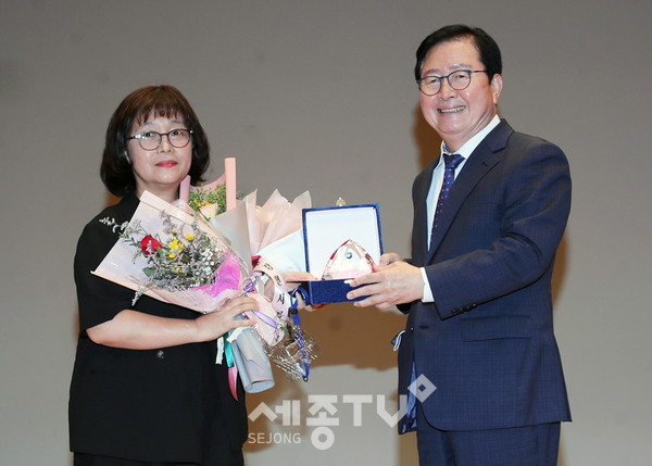 제21회 대한민국여성미술대전 대상 수상자(진선미)사진=서구청 제공