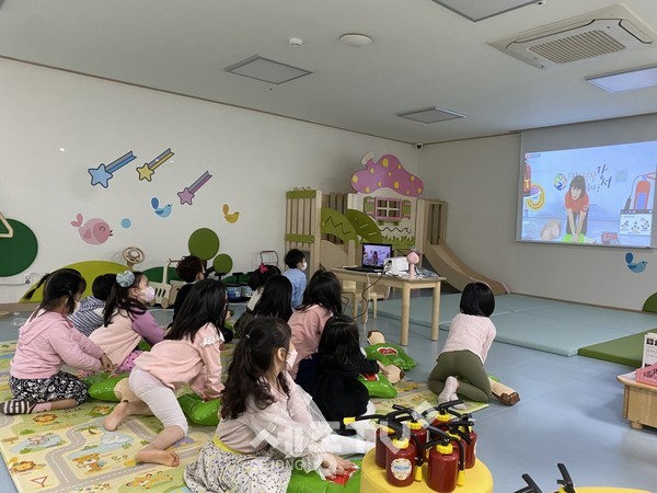 별빛어린이집 '랜선 안전 놀이터' 교육 모습.(사진=강서구청 제공)