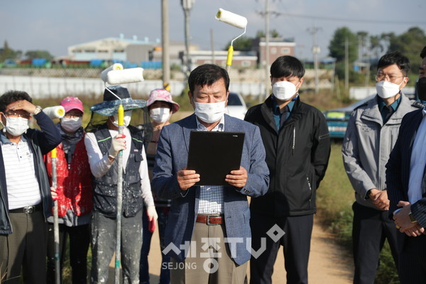 천안시 관계자들이 14일 불법옥외광고물에 대한 행정대집행을 하고 있다.(사진=천안시 제공)