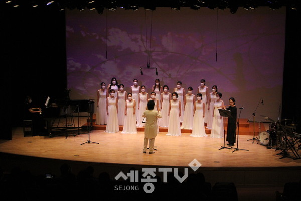 대전 서구(구청장 장종태)는 지난 2일 관저문예회관에서 서구 소리새여성합창단의 서른 번째 정기연주회를 개최했다.