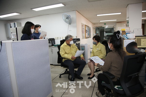 금산군보건소를 방문한 문정우 금산군수