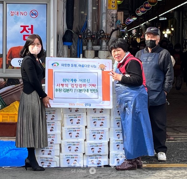 김분자 씨가 12일 어려운 이웃들을 위해 김장김치 80박스를 천안시 중앙동에 기탁했다.(사진제공=천안시청)