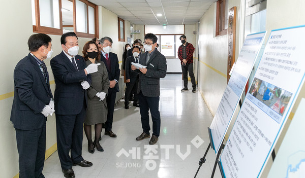 노현송 강서구청장(왼쪽에서 두번 째)이 제설대책 준비상황을 점검하고 있다.