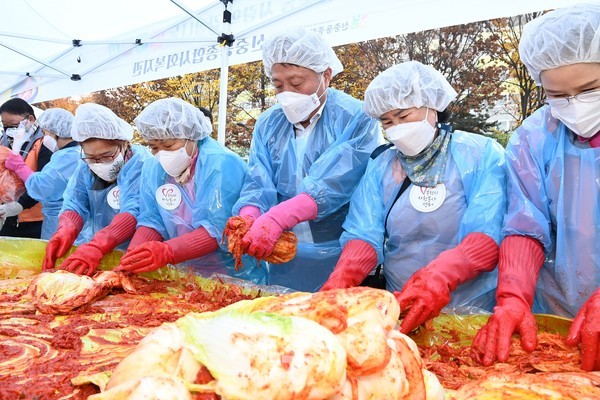 장덕천 부천시장(사진 우측에서세번째)과 자원봉사자들이 ‘신중동 김장나눔 연합행사’에 참여하여 함께 김장을 하고 있다.(사진=부천시청 제공)