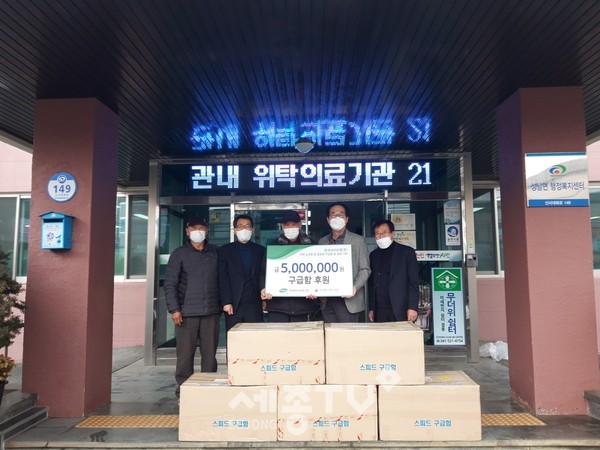 한국바이오젠(주)가 15일 천안시 성남면 노인회에 구급약품 및 성금을 전달했다.(사진=천안시청 제공)