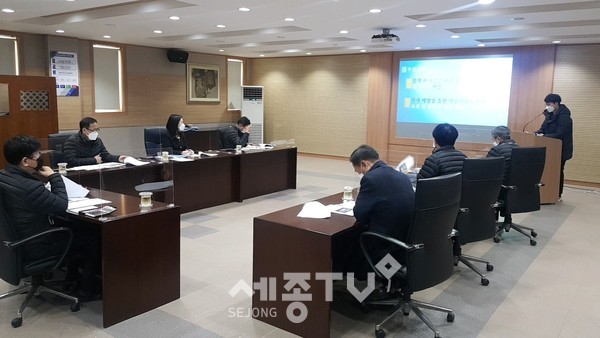 대전시설관리공단 2021년도 우수제안 발표회 중, 심사위원들이 제안자의 발표를 들으며 심사를 하고 있다.