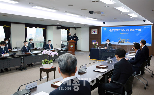 대전 서구(구청장 장종태)는 지난 10일 구청 장태산실에서 박병석 국회의장과 정책간담회를 개최하여 지역 주요 현안에 대해 논의했다.