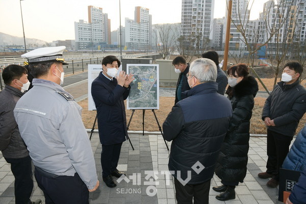 이춘희 세종특별자치시장이 19일 집현동에 최근 개통한 오롯2교를 찾아 도로상황과 시내버스 운행상황을 점검하고 있다.