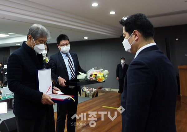 계룡그룹 창립 52주년 기념식에서 한승구 회장이 우수사원 시상을 진행하고 있다.