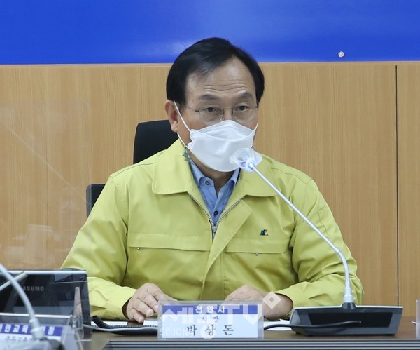 박상돈 천안시장이 시청 재난안전상황실에서 코로나19 긴급 대책회의를 진행하고 있다.