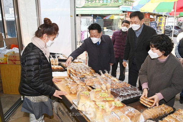 장덕천 부천시장이 전통시장을 방문하고 있다.