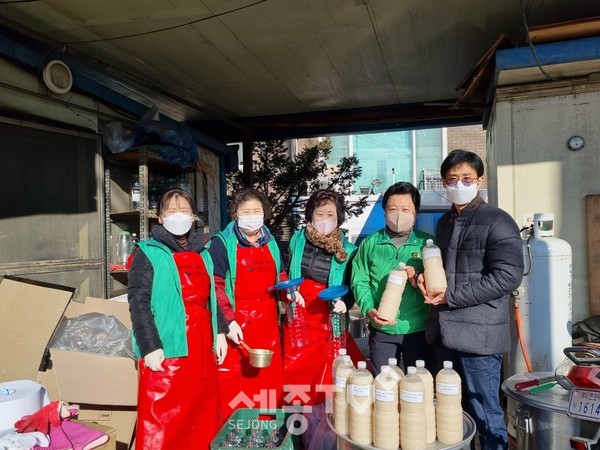 천안시새마을부녀회 새마을며느리봉사대가 28일 천안노인복지센터(백석동 소재)와 다문화 가정에 배달하기 위해 100세대분의 곰탕 육수를 만들고 기념사진을 촬영하고 있다.