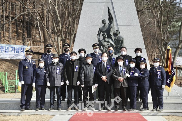 천안동남의용소방대 연합회가 지난 9일 천안보훈공원 천안2.9의거 기념탑에서 제76주년 기념식을 열어 참석자들이 기념사진을 촬영하고 있다.