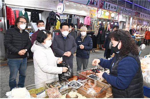 코로나19 장기화로 어려움을 겪고 있는 전통시장 방문해 상인들 격려하는 장덕천 부천시장