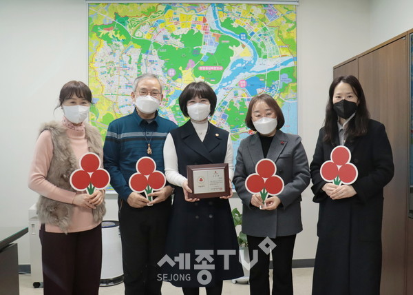 세종특별자치시 반곡동의 나눔리더 1호에 이름을 올린 기옥전(52·왼쪽에서 세 번째)씨가 세종사회복지공동모금회로부터 나눔리더 인증패를 받고 반곡동 관계자들과 기념촬영을 하고 있다.