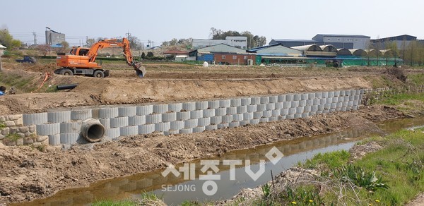 천안시가 하천 정비를 하고 있는 모습.