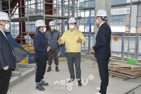 박상돈 천안시장이 17일 도시재생어울림센터와 민관협력형 도시재생리츠 사업지로 선정된 오룡지구, 두정역 북부출입구 신설 공사 현장을 점검하고 있다.