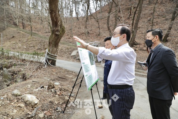 박상돈 천안시장이 21일 태조산 산림레포츠시설 조성, 태학산 산림휴양시설 확충 현장을 비롯한 천안하수처리장 시설현대화 민간투자 사업 현장을 점검하고 있다.