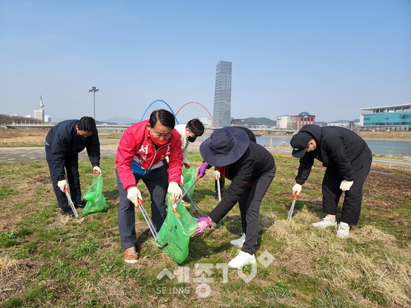 서철모 대전서구청장 예비후보가 22일 세계 물의 날을 맞아 지지자들과 함께 갑천 플로깅 캠페인을 실시했다.