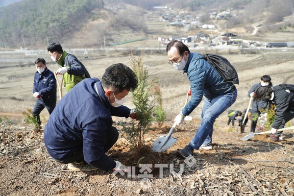 천안시가 22일 제77회 식목일을 맞아 광덕면 보산원리에서 식목일 나무심기 행사를 진행하고 있다.