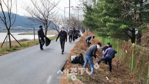 대전시설관리공단 직원들이 세계 물의 날을 맞아 갑천변 환경정화활동을 하고 있다.