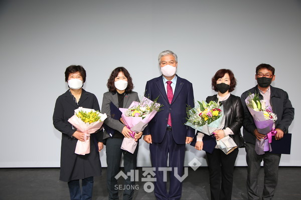 문정우 금산군수와 표창 수여자들이 기념 사진을 찍고 있다.