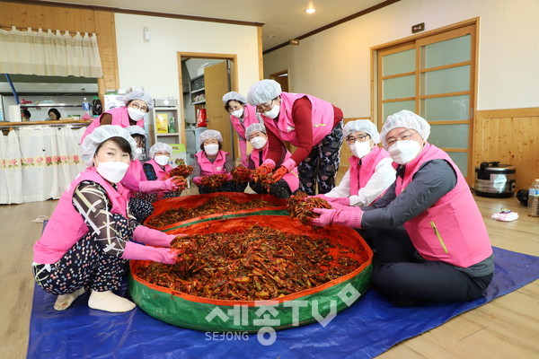 이종욱 충남세종농협본부장(오른쪽)과 임춘숙 고향주부모임 충남세종도지회장(왼쪽)이 건강가득 인상 반찬 만들기 봉사활동을 펼치고 있다.