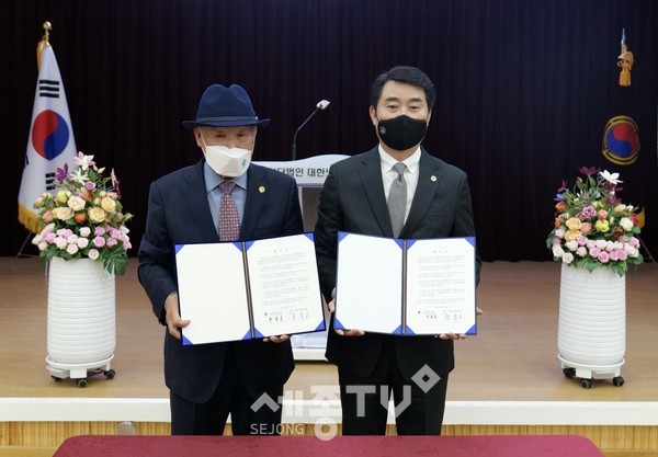 천안시체육회와 (사)대한노인회 천안시지회가 13일 오전 천안시체육회 대회의실에서 천안시 체육발전 및 체육 활성화를 위한 업무협약을 체결했다.