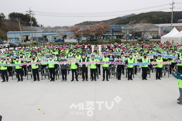 농협중앙회(회장 이성희)는 18일 보령시 주산농협 육묘장에서‘범농협 영농지원 전국동시 발대식’을 개최하고 본격적인 영농지원을 다짐했다.