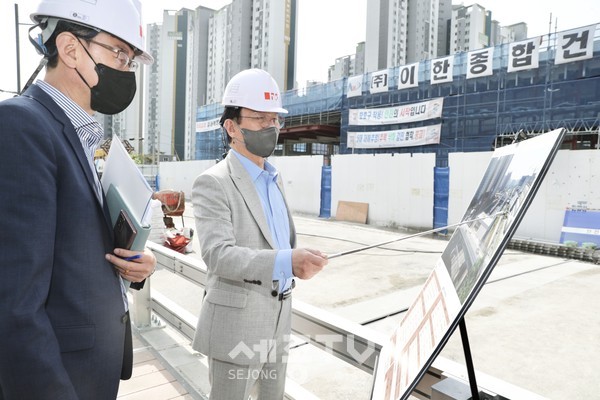 박상돈 시장이 28일 두정1교 차량통행 임시개통에 앞서 공사 현장을 방문해 사전점검을 펼치고 있다.