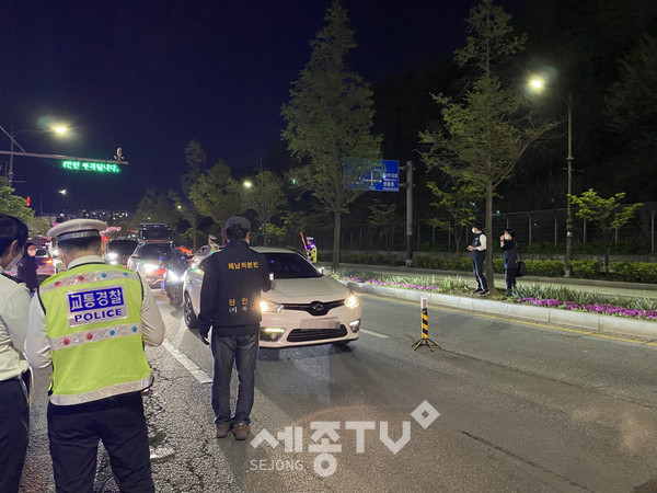 천안시 체납기동팀이 경찰청 음주단속과 병행하는 유관기관 합동 체납차량 번호판 영치활동을 벌이고 있다.