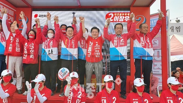 국민의힘 진동규 유성구청장 후보가 공식선거운동 첫날인 19일 오후 3시 30분 유성 5일장에서 개최한 첫 유세에서 이장우 대전시장 후보와 유성지역 시·구의원 후보들이 손을 높이 치켜들고 있다.