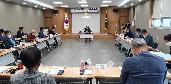 충남농협 RPC(미곡종합처리장) 운영협의회(회장 박종성) 소속 조합장들은긴급 운영협의회를 통해 정부의 쌀 시장격리를 통한 수급 안정 추진을 강력히 촉구했다.