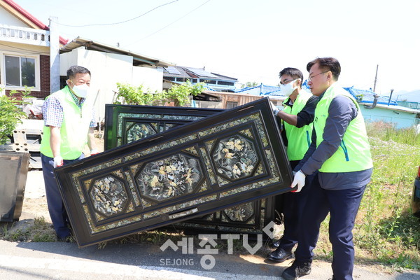 이종욱 충남세종농협본부장(오른쪽), 김명식 농협예산군지부장(오른쪽 뒤), 박노춘 예산중앙농협조합장(왼쪽)이 예산군 오가면에서 주거환경개선 농촌봉사활동을 벌이고 있다.