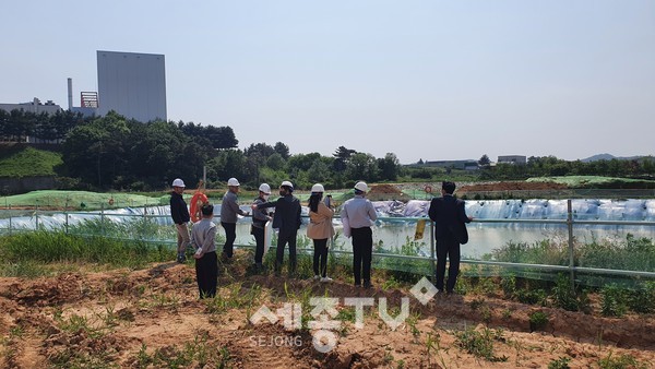 천안시 관계자들이 우기와 안전사고를 대비해 공사 중인 산업단지 3개소 현장점검을 펼치고 있다.