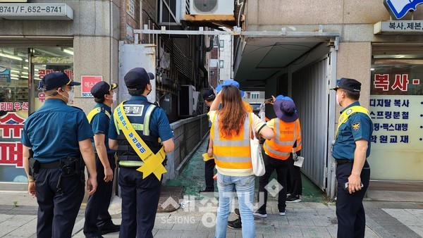 부천 심곡동 경기행복마을관리소와 원미경찰서가 심곡동 일대에서 합동 순찰을 실시했다.