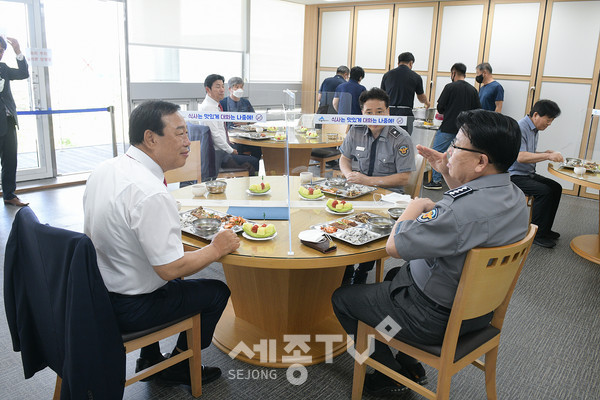 최민호 세종특별자치시장이 1일 시청사 구내식당에서 세종시 현장직 공무원 10명과 첫 오찬을 갖고 참석자들과 이야기를 나누고 있다.