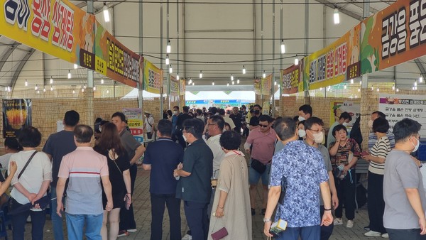 금산삼계탕 판매코너에서 맛을 기다리는 관광객 모습