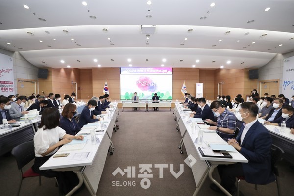 천안시가 18일 시청 대회의실에서 ‘2022년 하반기 주요업무보고회’를 진행하고 있다.