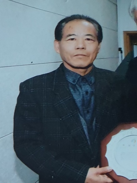 금산 염소연구회 최호갑 회장 장학사업 유공 감사패 수상 모습